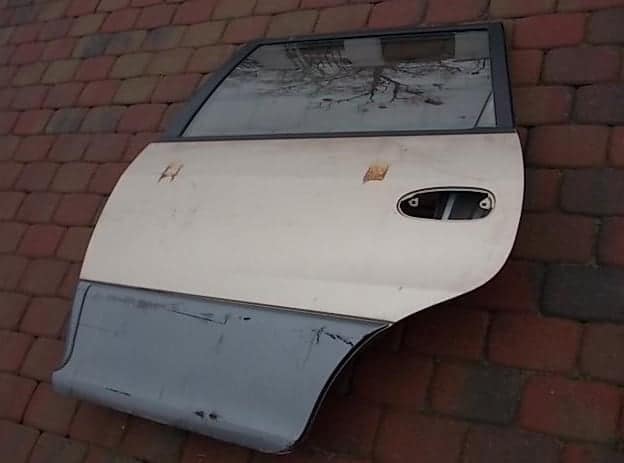 drzwi-lewy-tyl-lewe-tylne-kia-carens-i-98-03-ed-car.pl