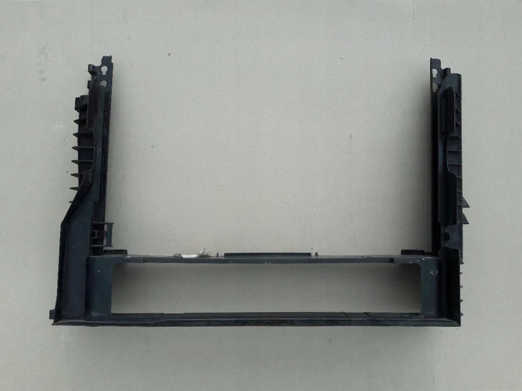 obudowa-ramka-chlodnicy-pas-bmw-5-e60-e61-2-5d-03-7787443-ed-car.pl