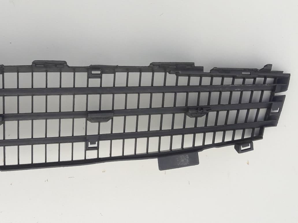 renault-clio-iii-kratka-srodkowa-wewnetrzna-05-08-w-zderzak-przod-przedni-1859960519-ed-car.pl