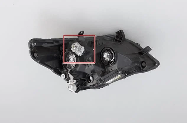 silniczek-lampy-reflektora-xenon-toyota-verso-09-ed-car.pl