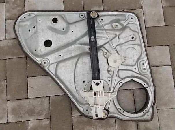 silniczek-szyby-plyta-prawy-tyl-skoda-superb-i-01-ed-car.pl