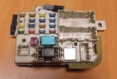 skrzynka-bezpiecznikow-bsi-mazda-6-2-0-16v-03-08-ed-car.pl