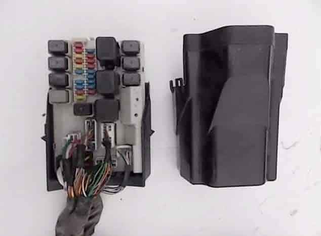 skrzynka-bezpiecznikow-nissan-350z-286km-02-ed-car.pl