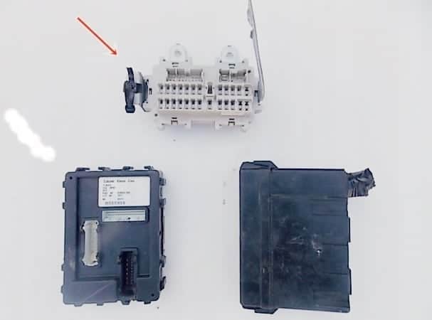 skrzynka-bezpiecznikow-puszka-infiniti-fx35-fx45-ed-car.pl