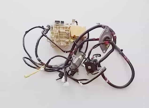 wiazka-bezpiecznikow-kostkla-lexus-is200-98-04-ed-car.pl