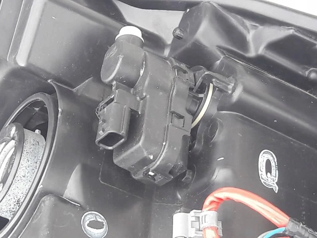 toyota-yaris-iii-lift-reflektor-lewy-lampa-14-17-81170-0da30-ed-car.pl