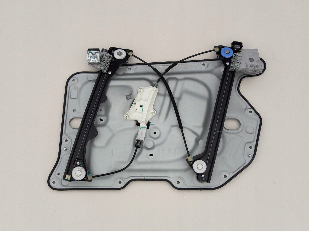 infiniti-q60-coupe-lewy-podnosnik-linka-drzwi-16-83143-brose-ed-car.pl