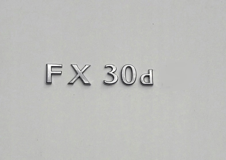 infiniti-fx30d-emblemat-logo-znaczek-tyl-klapy-09--ed-car.pl