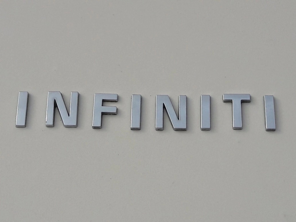 infiniti-q60-cabrio-emblemat-klapy-tyl-tylnej-09-84890-jj50a-ed-car.pl