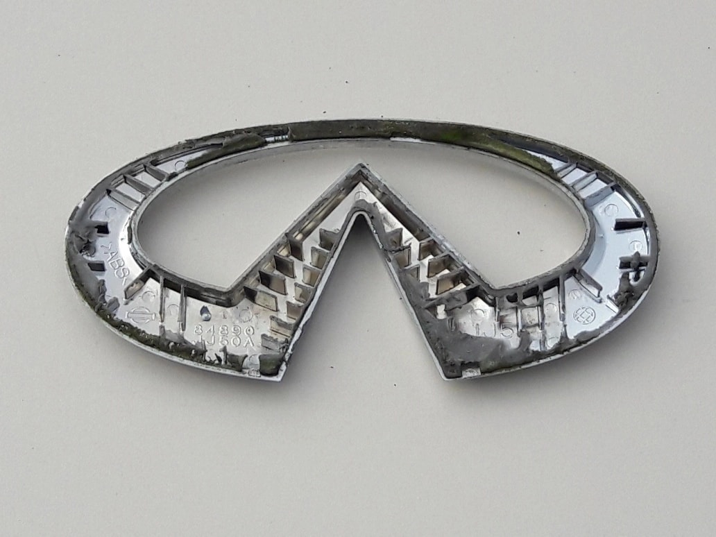 infiniti-q60-cabrio-emblemat-klapy-tyl-tylnej-09-84890-jj50a-ed-car.pl