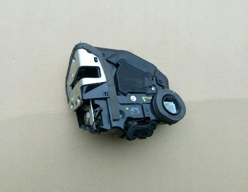 toyota-auris-ii-avensis-t27-zamek-drzwi-lewy-tyl-tylny-69050-05050-ed-car.pl