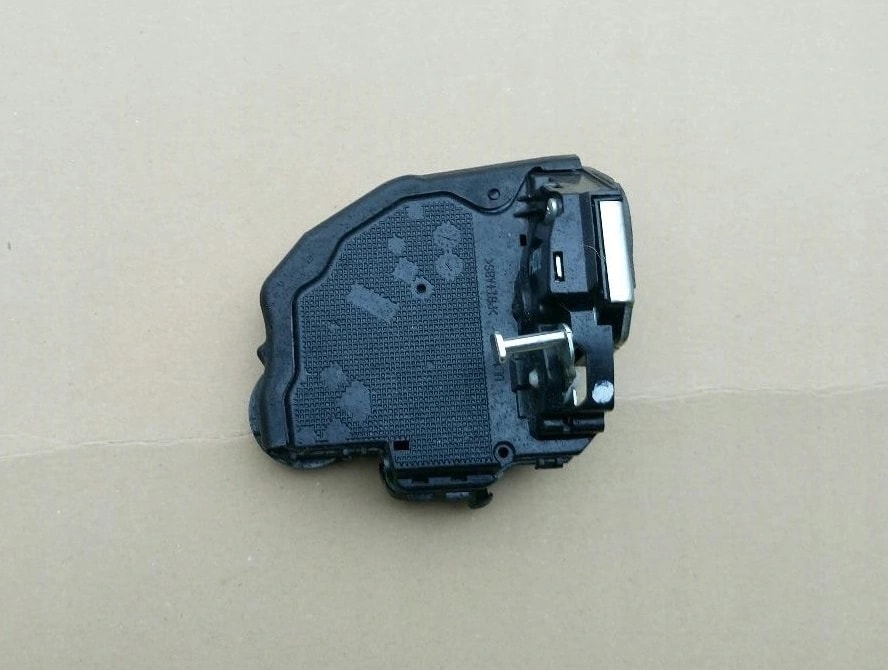 toyota-auris-ii-avensis-t27-zamek-drzwi-lewy-tyl-tylny-69050-05050-ed-car.pl