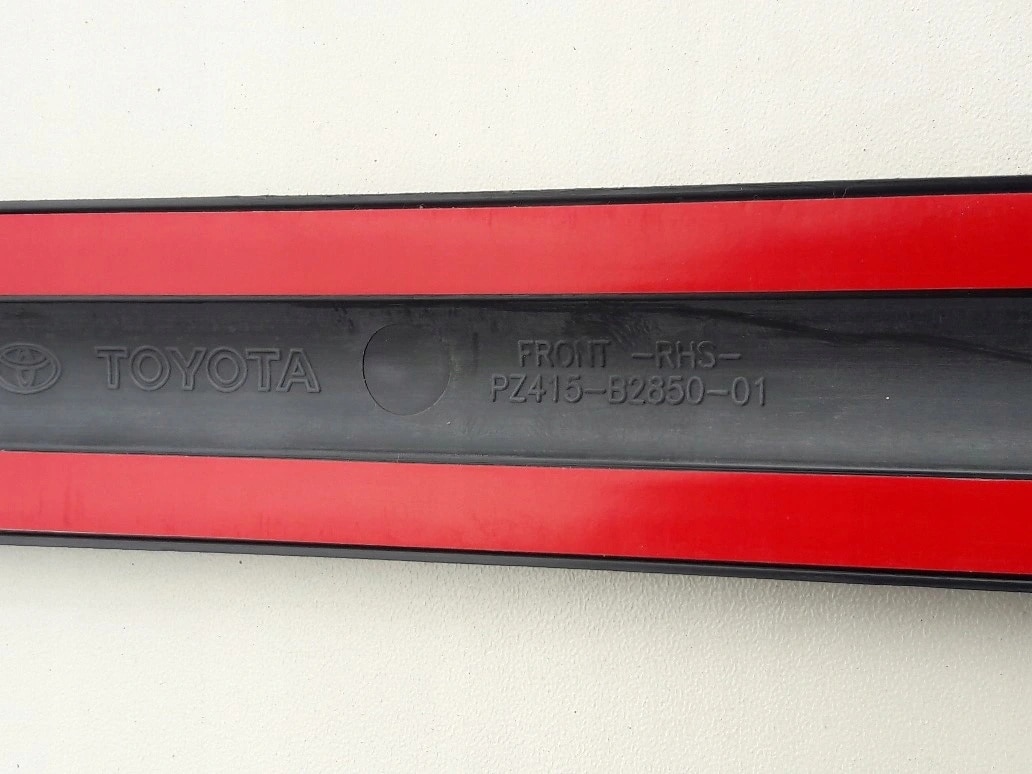 toyota-yaris-iii-listwa-na-drzwi-prawy-przod-11-20-pz415-b2850-01-ed-car.pl