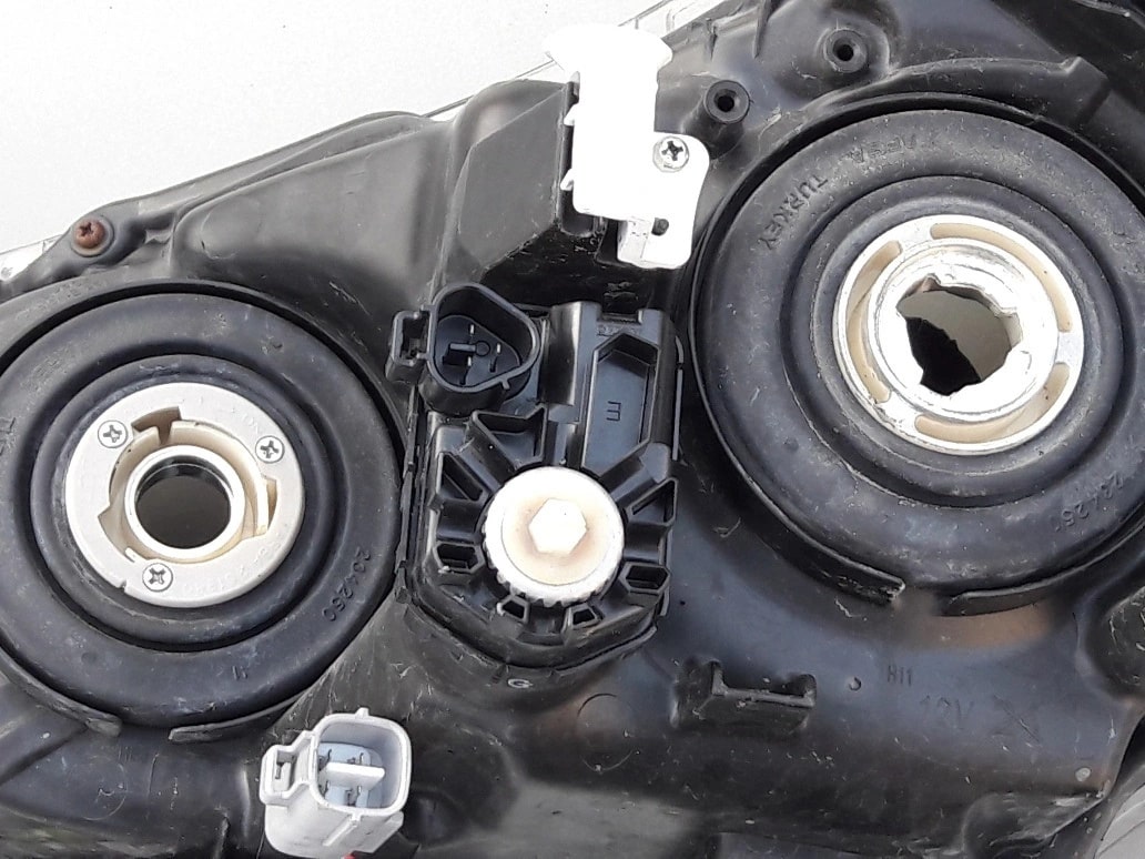 toyota-corolla-xi-e18-silniczek-reflektora-lampy-a85661-12010-ed-car.pl