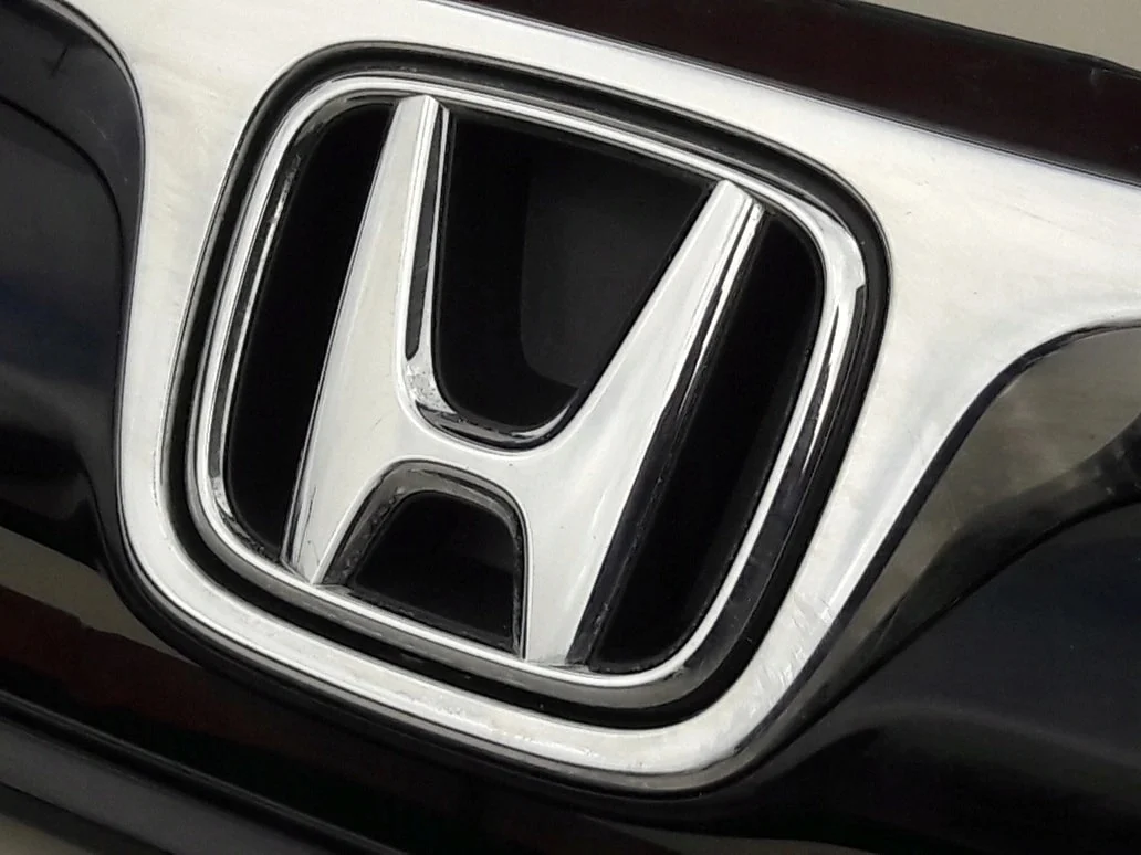 honda-jazz-iii-atrapa-grill-emblemat-przod-13-17-71121-tar-g00-ed-car.pl