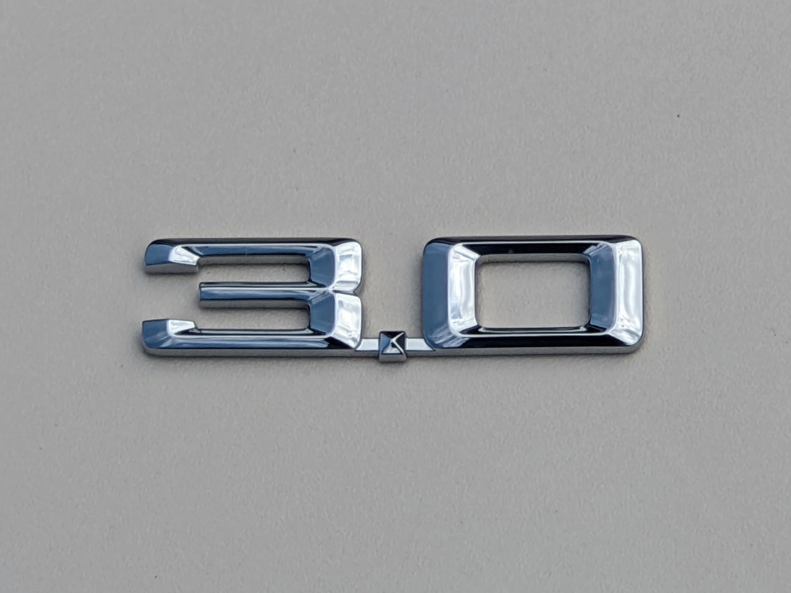 bmw-5-f10-f11-x3-x5-e70-e53-x6-e71-emblemat-3-0-51147008540-ed-car.pl-4860314