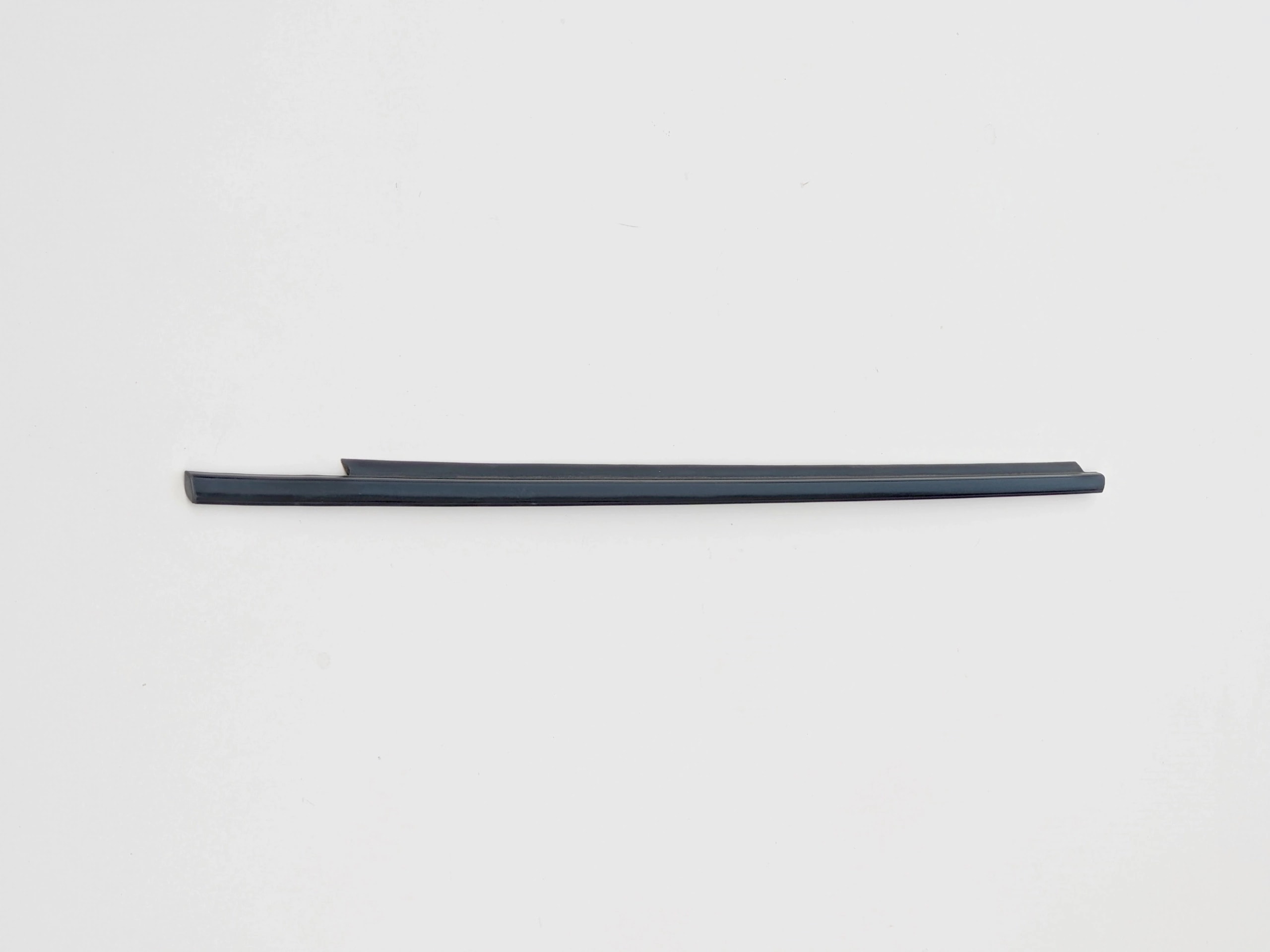 yaris-iii-listwa-zgarniajaca-prawy-przod-11-20-68160-0d150-681600d150-ed-car.pl-4863375