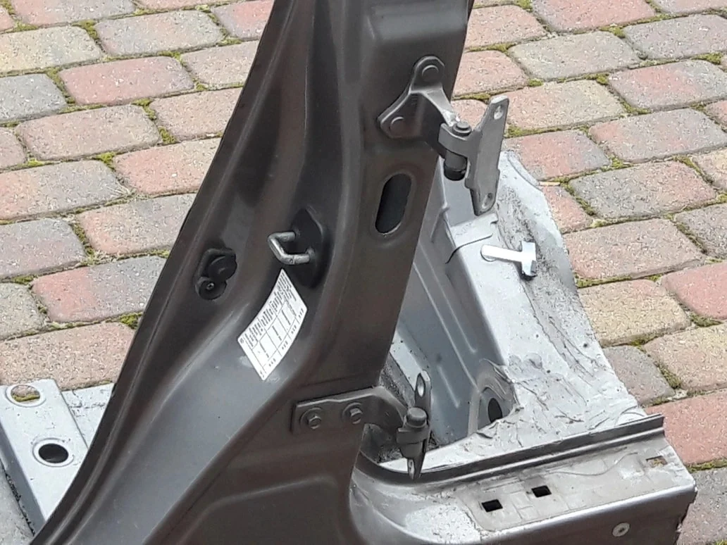 infiniti-m30-m35-m37-q70-zawias-drzwi-lewy-tyl-10-82401-1ma0a-ed-car.pl-6126187