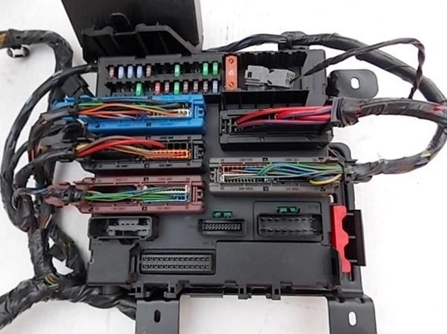 saab-9-3-93-ii-1-9-tid-skrzynka-bezpiecznikow-02-brak-informacji-ed-car.pl-4860048