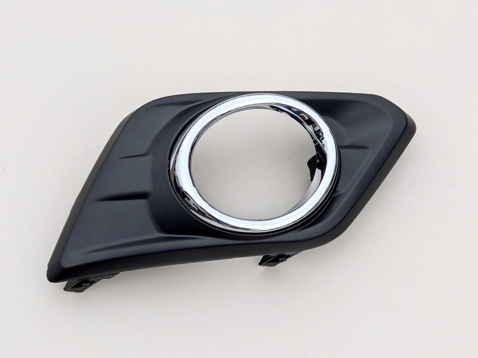 x-trail-iii-t32-ramka-halogenu-prawy-przod-13-17-62256-4ba0b-ed-car.pl-6170183