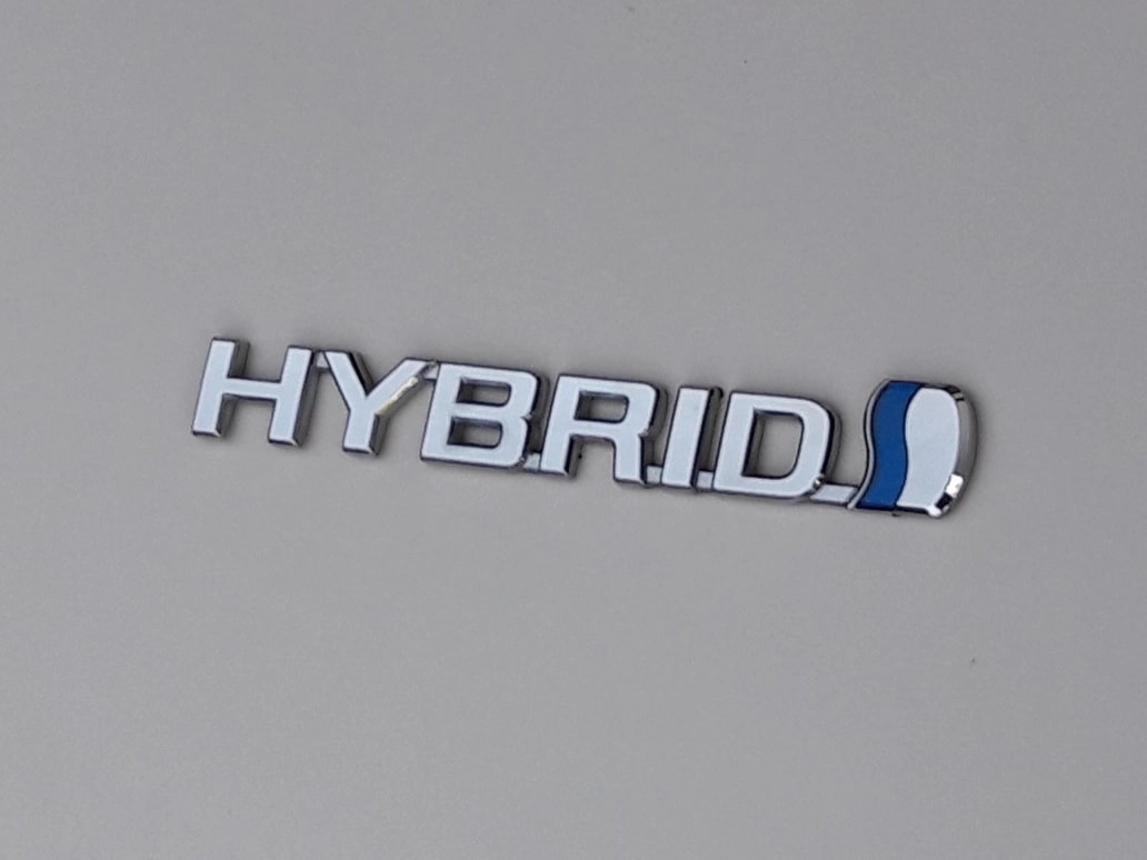 auris-ii-hybrid-emblemat-blotnika-lewy-przod-12-a75374-12040-ed-car.pl-5567095