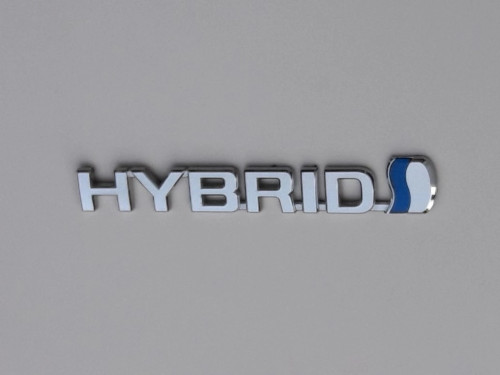 auris-ii-hybrid-emblemat-blotnika-prawy-przod-12-a75374-12040-ed-car.pl-5557327