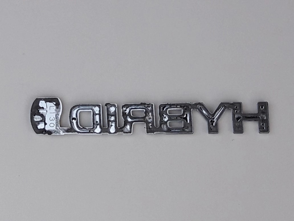 auris-ii-hybrid-emblemat-blotnika-prawy-przod-12-a75374-12040-ed-car.pl-5557327