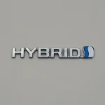 Camry VIII XV70 Hybrid emblemat klapy tył 17-