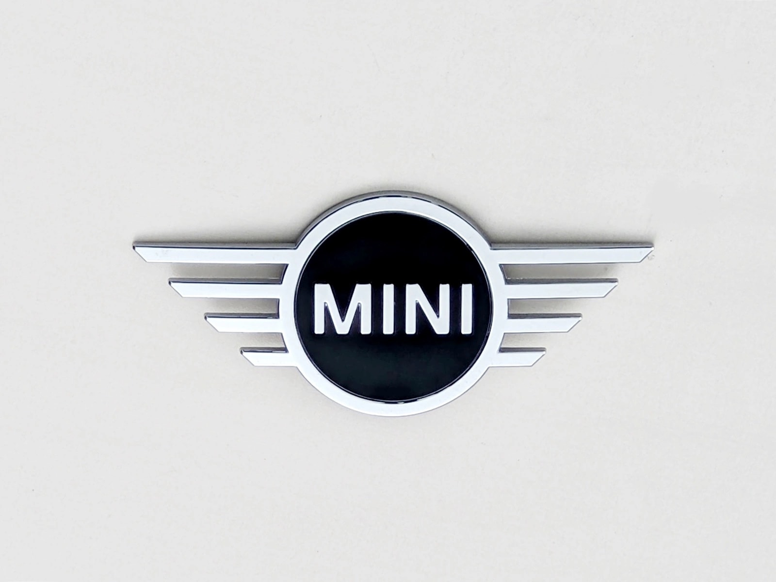 mini-countryman-ii-f60-lift-emblemat-maski-przod-51-14-7-481-907-7481907-ed-car.pl-6280998