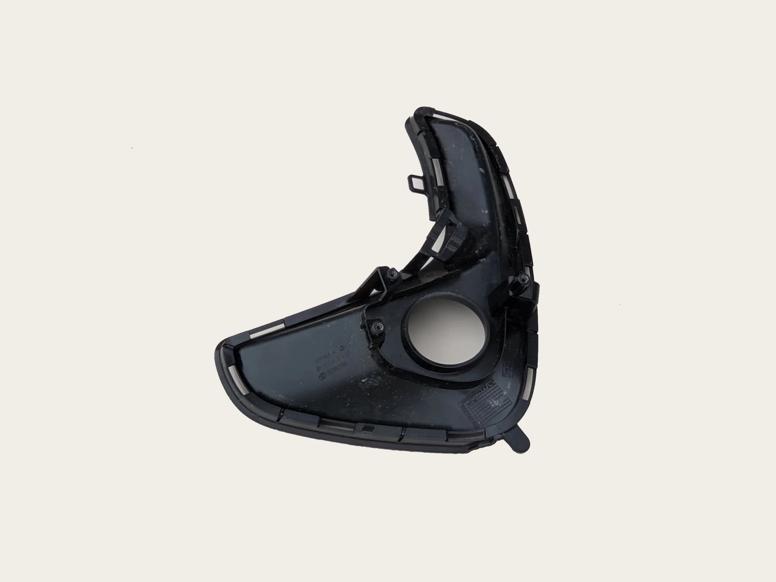 toyota-yaris-iv-ramka-kratka-halogenu-prawy-przod-22-24-52112-0d210-ed-car.pl-6696604