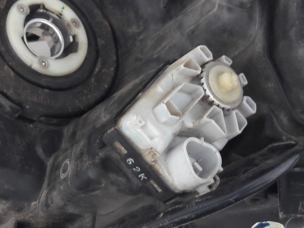 hilux-viii-lampa-led-reflektor-prawy-przod-15-20--a81110-0k792-ed-car.pl