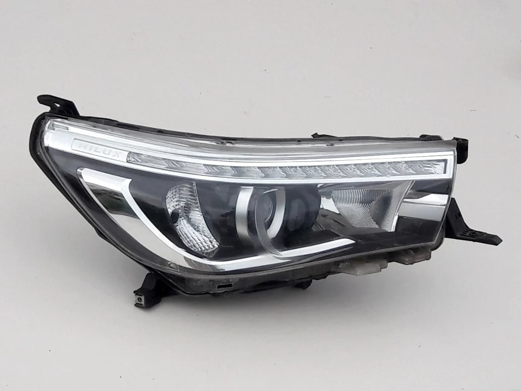 hilux-viii-lampa-led-reflektor-prawy-przod-15-20-a81110-0k792-ed-car.pl