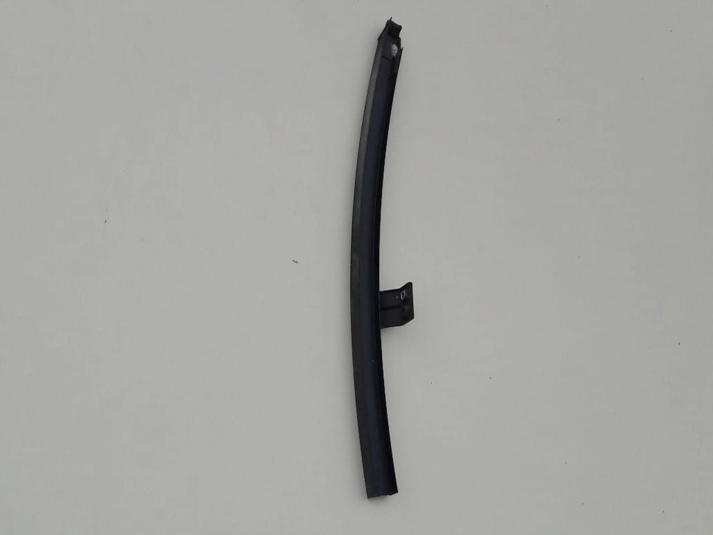 nissan-maxima-v-qx-a33-prowadnica-szyby-prawy-tyl-99-04-68765245-ed-car