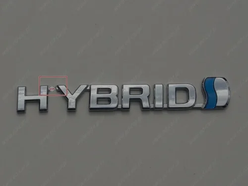 toyota-yaris-iii-hybrid-emblemat-blotnika-przod-a75374-0d040-ed-car.pl-5381510