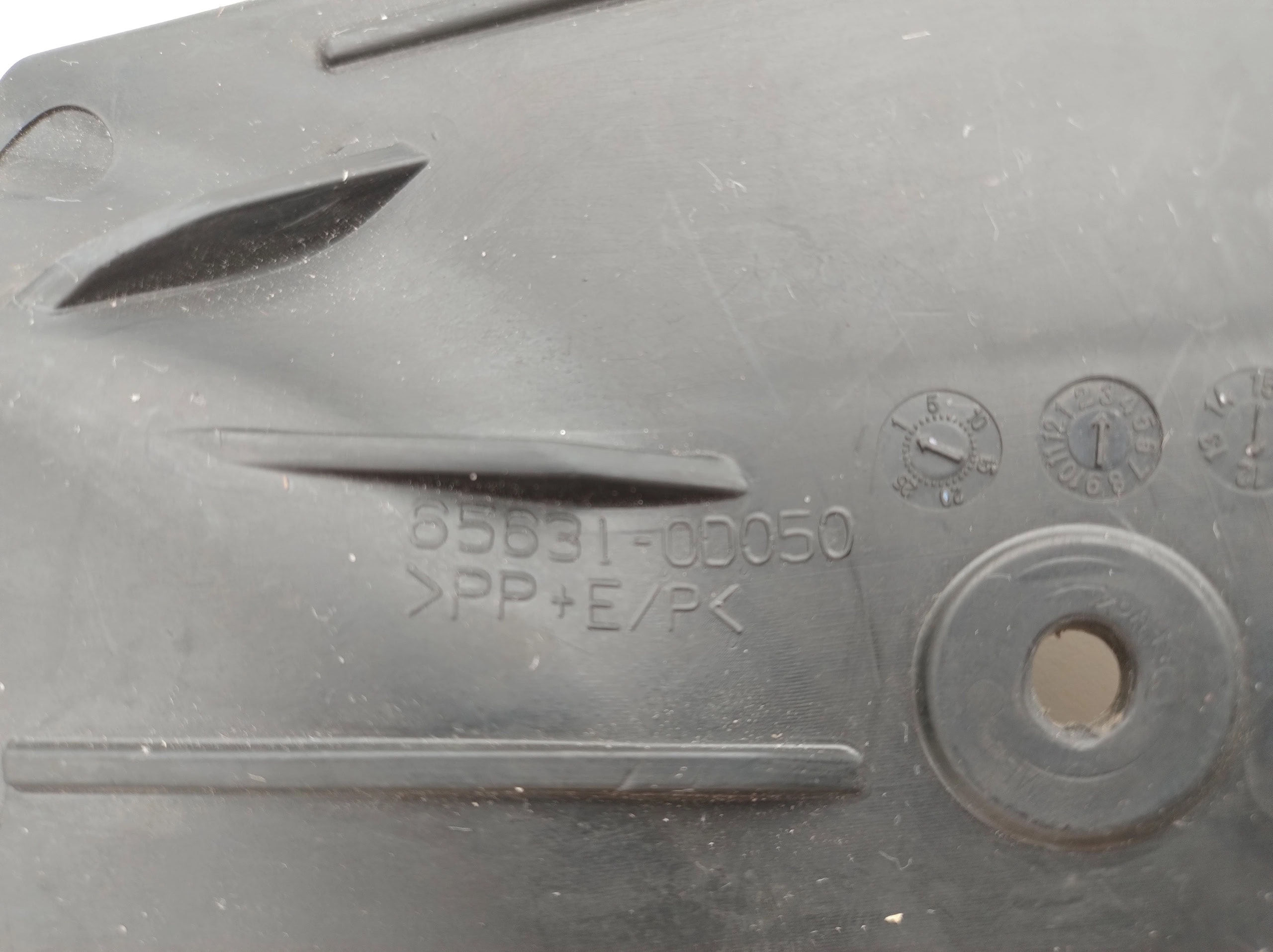 toyota-yaris-iii-chlapacz-nadkola-prawy-przod-14-20-a65631-0d051-ed-car.pl-6963144