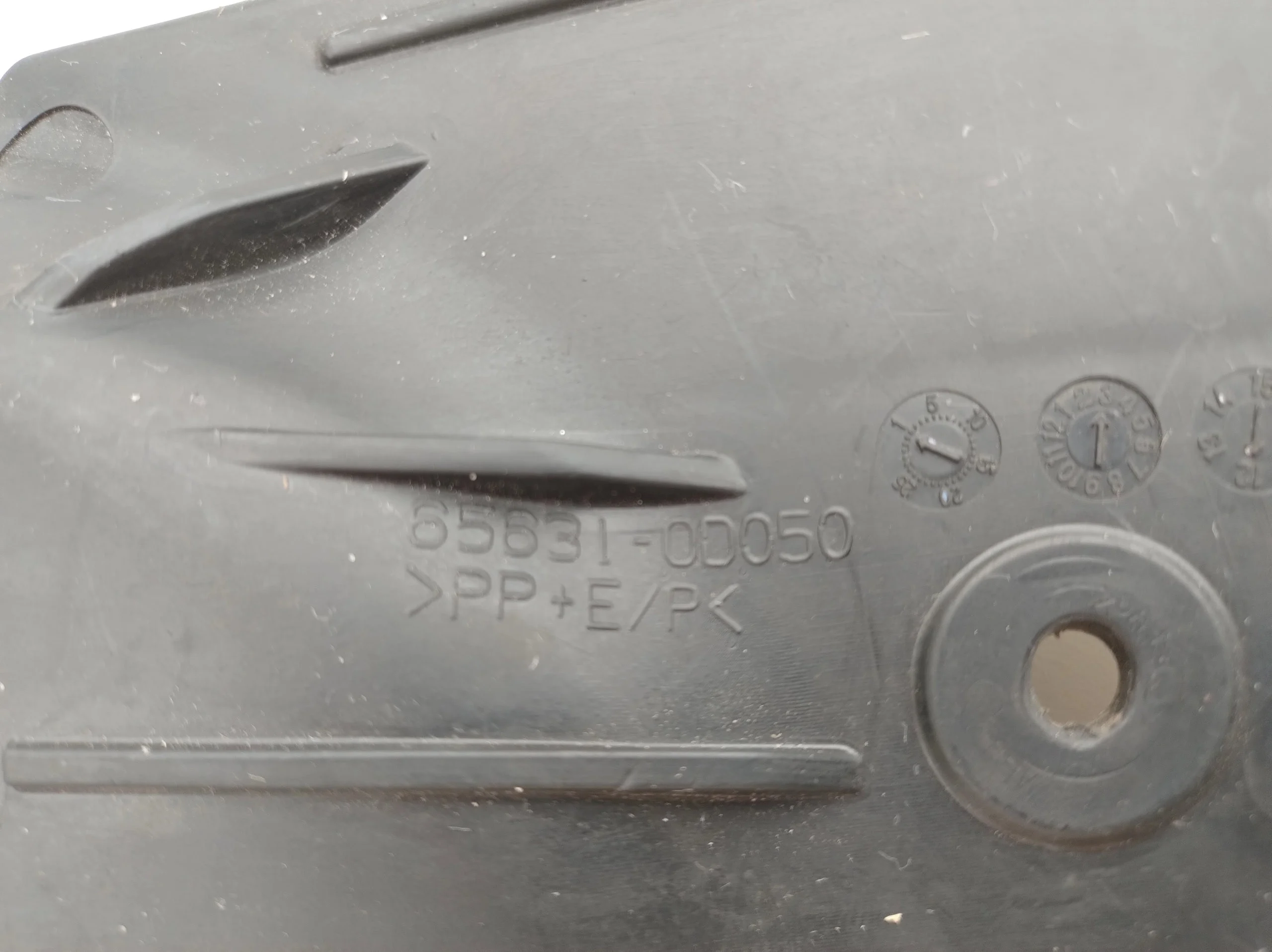 toyota-yaris-iii-chlapacz-nadkola-prawy-przod-14-20-a65631-0d051-ed-car.pl-6963144