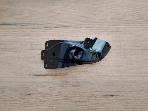 toyota-hilux-viii-wspornik-blotnika-lewy-przod-15-25-53908-kk020-ed-car