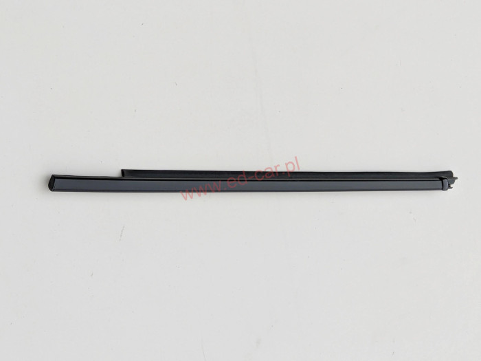 yaris-iii-listwa-zgarniajaca-szyby-drzwi-lewy-tyl-68230-0d130-a682300d130-ed-car