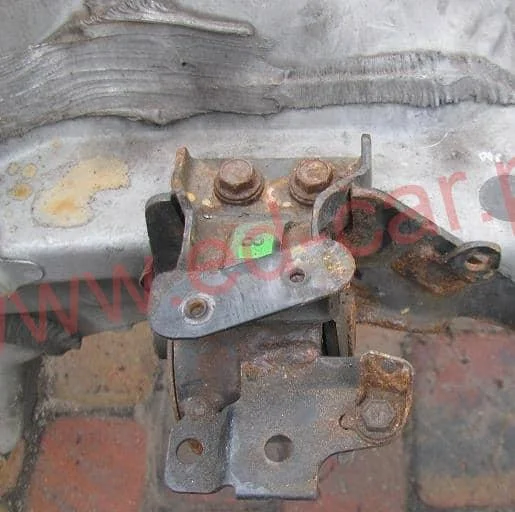 avensis-ii-t25-d4d-poduszka-lapa-silnika-lewa-03-brak-informacji-ed-car.pl-4888439