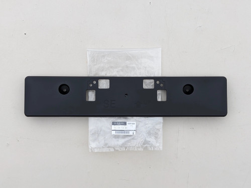 infiniti-q30-qx30-ramka-podkladka-tablicy-rejestracyjnej-przod-96210-5dc0a-2-ed-car.pl-7143667