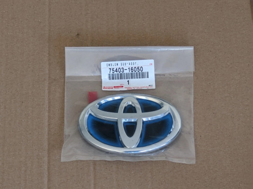 toyota-corolla-cross-emblemat-znaczek-logo-klapy-tyl-tylnej-75403-16050-ed-car.pl-7161952
