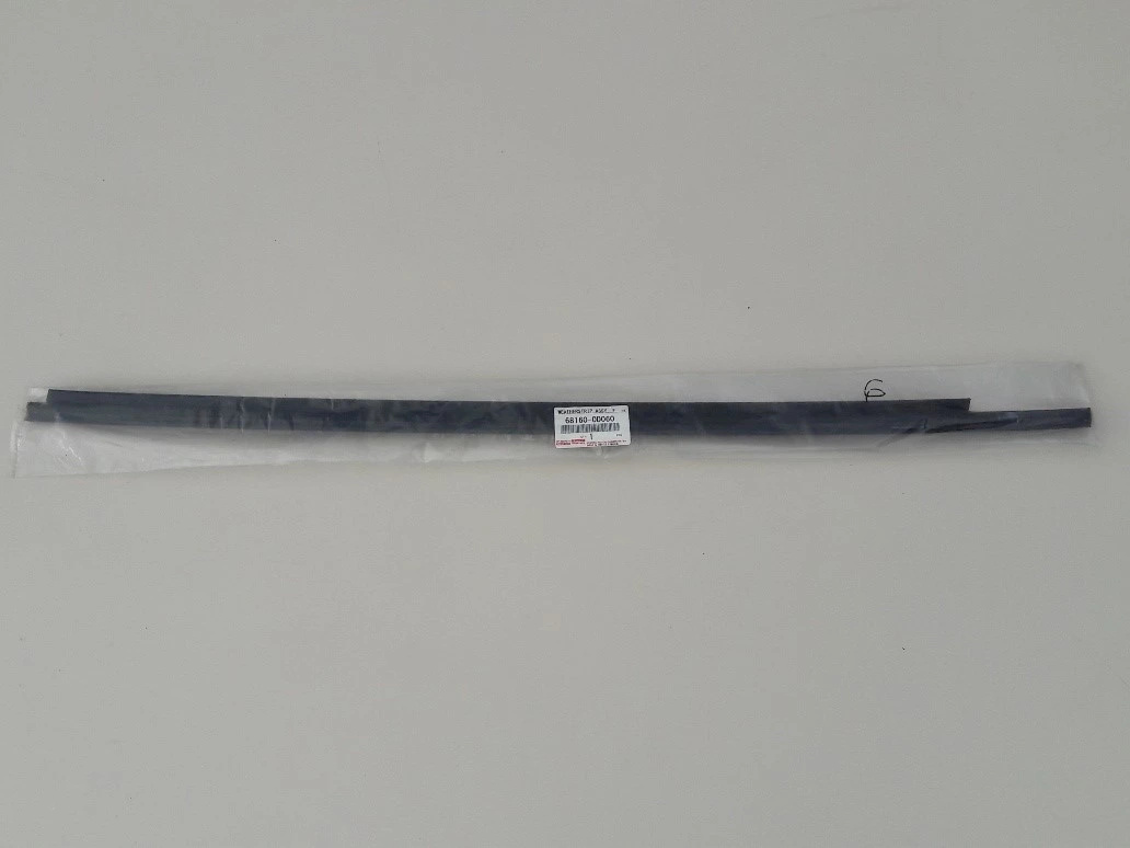 yaris-ii-listwa-zgarniajaca-prawy-przod-05-11-a68160-0d060-681600d060-ed-car.pl-4866885