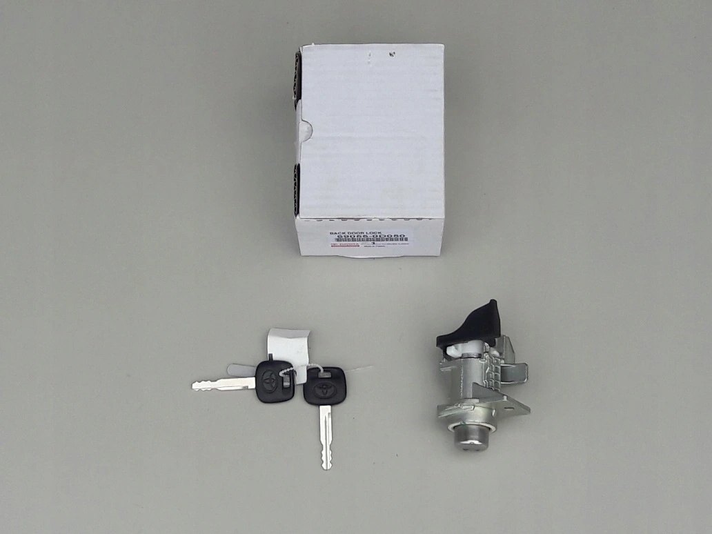 toyota-yaris-ii-p9-zamek-kluczyk-klapy-tyl-05-11-a69055-0d050-69055-0d050-edcar-ed-car.pl-4858689