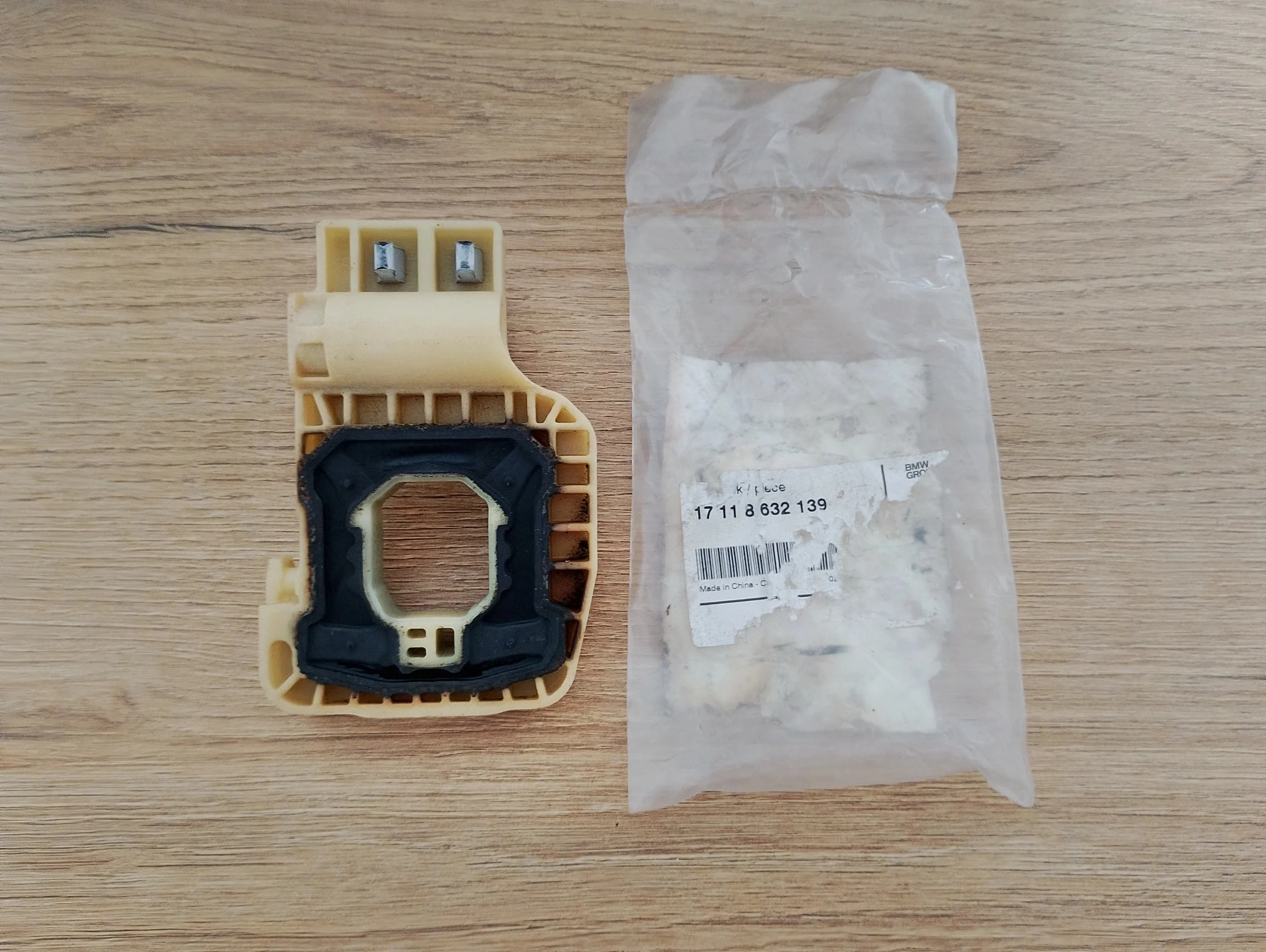 bmw-5-g30-g31-7-g11-g12-uchwyt-lozysko-modulowe-lewe-chlodnicy-17118632139-8632139-17118632141-8632141-ed-car.pl-7177124