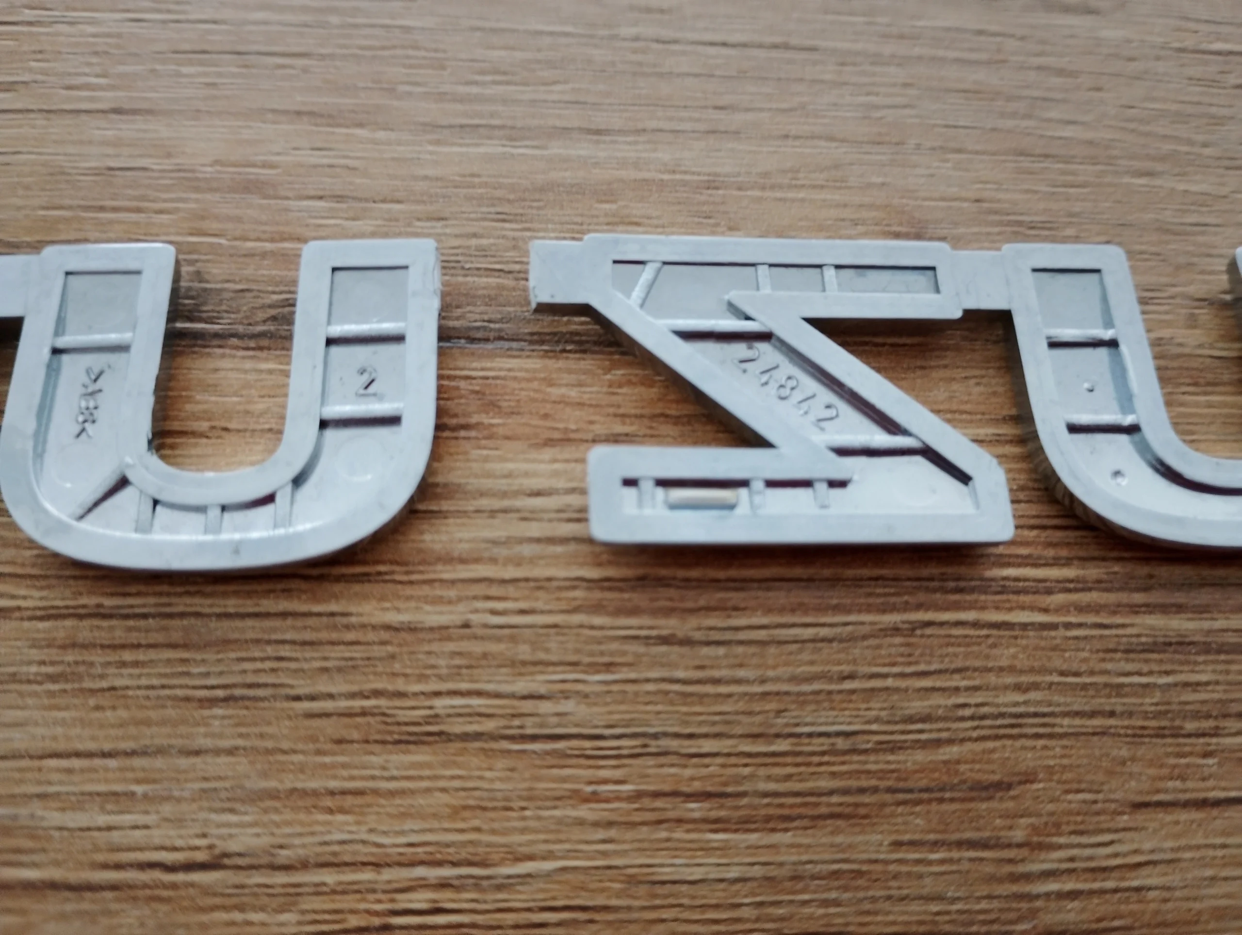 suzuki-sx4-swift-vitara-znaczek-emblemat-klapy-tyl-77821-79j00-0pg-7782179j000pg-ed-car.pl-7179670