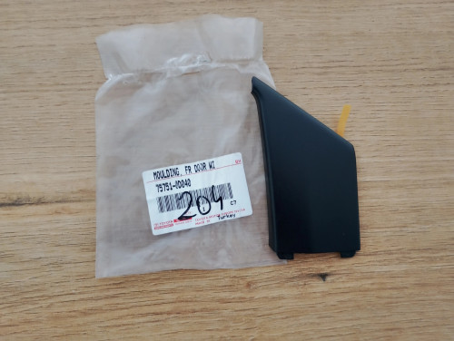 toyota-yaris-iii-listwa-listewka-drzwi-prawy-przod-11-20-a75751-0d040-75751-0d040-edcar-ed-car.pl-7176855