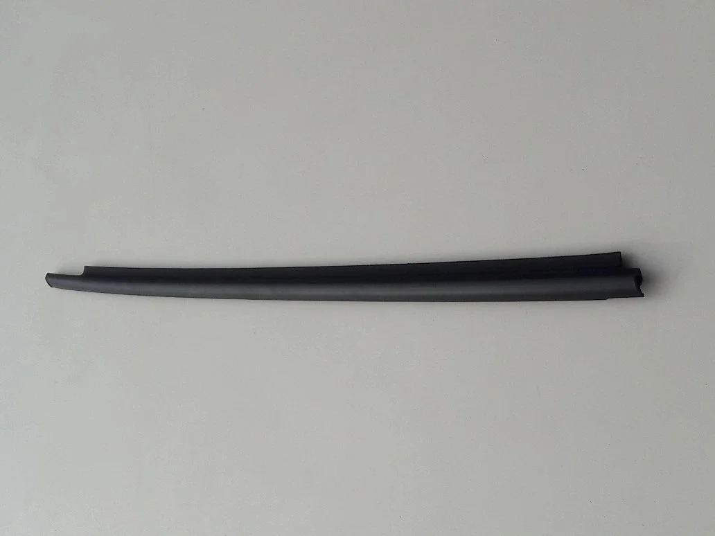 yaris-ii-listwa-zgarniajaca-prawy-przod-05-11-a68160-0d060-681600d060-ed-car.pl-4866885