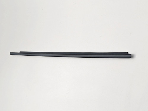 yaris-iii-listwa-zgarniajaca-prawy-przod-11-20-68160-0d150-681600d150-ed-car.pl-5550537