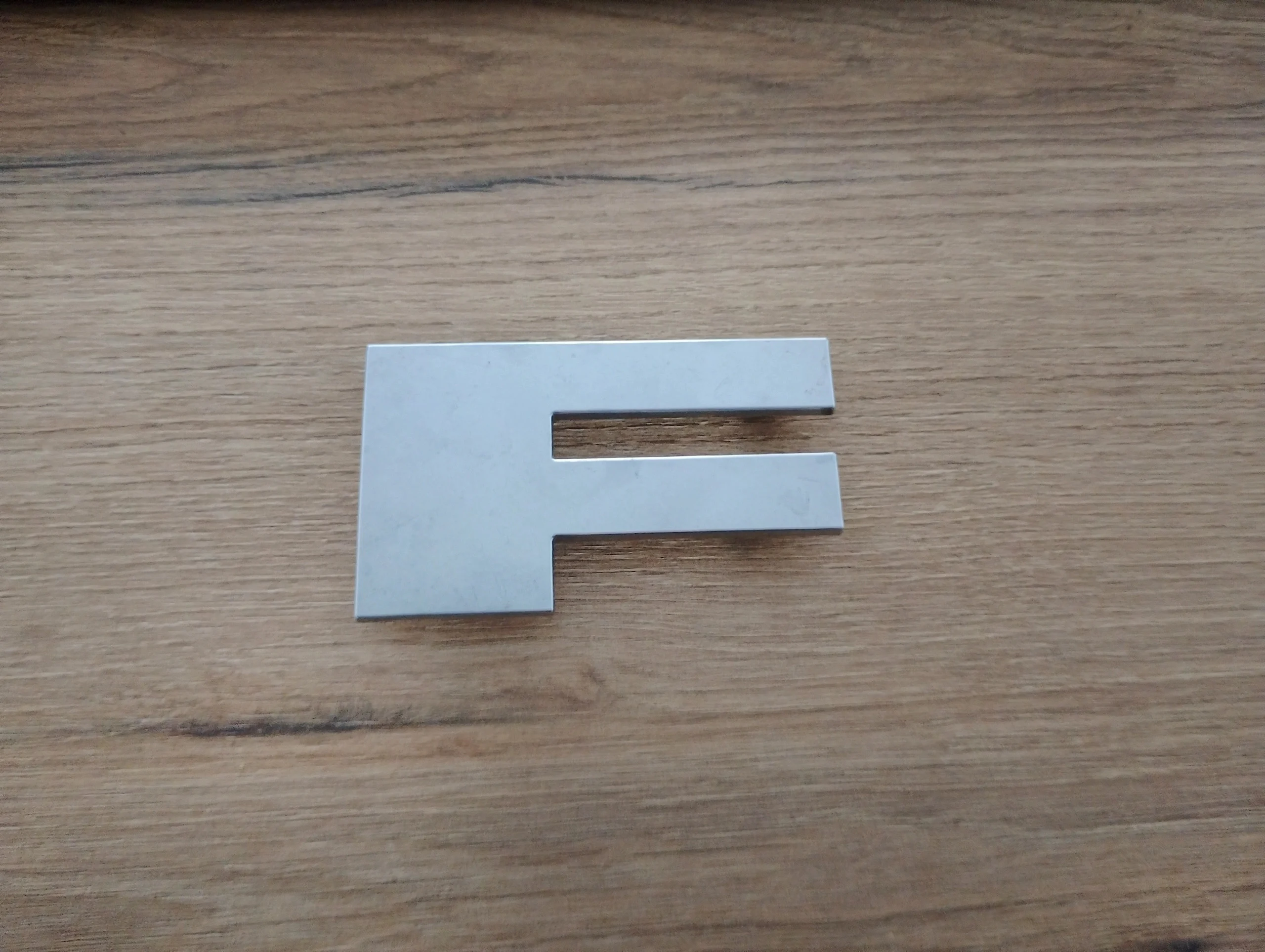 daf-lf-45-55-znaczek-emblemat-logo-napis-literka-f-1400025-23204-ed-car.pl-7182900