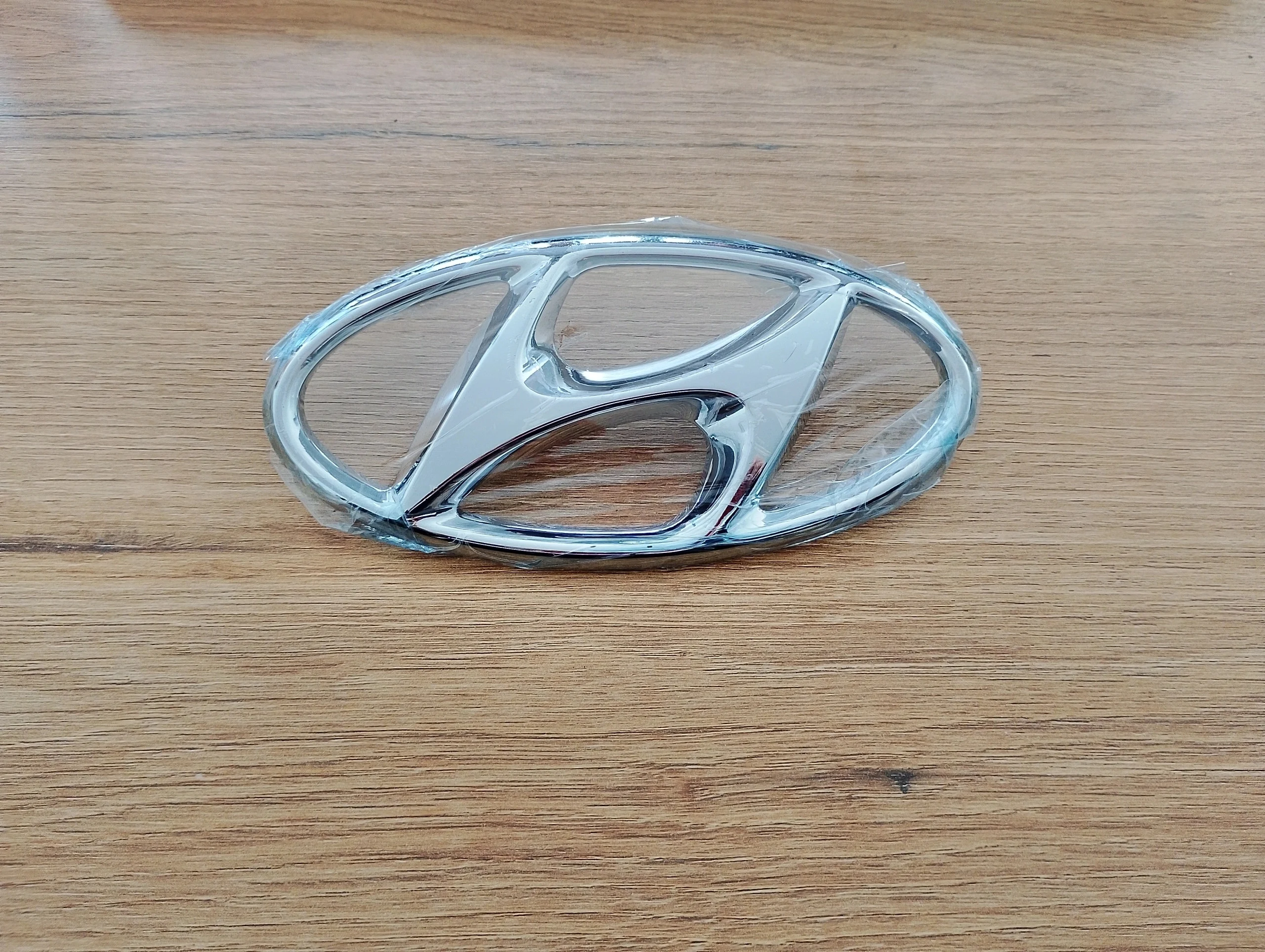 hyundai-i10-emblemat-znaczek-grilla-atrapy-przod-13-19-86342-b4000-86342b4000-ed-car.pl-7190709